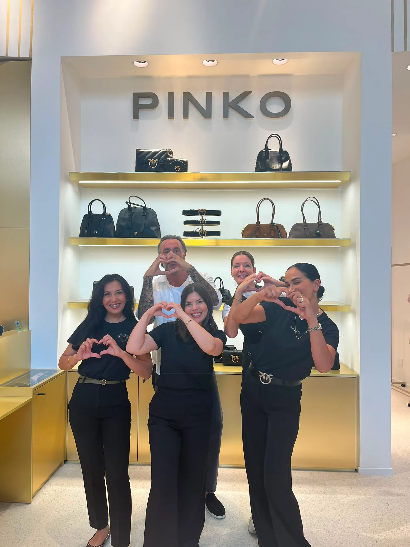 Auguri al Presidente da un team PINKO