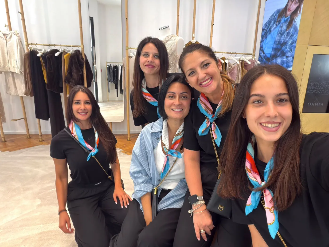 Auguri al Presidente da un team PINKO