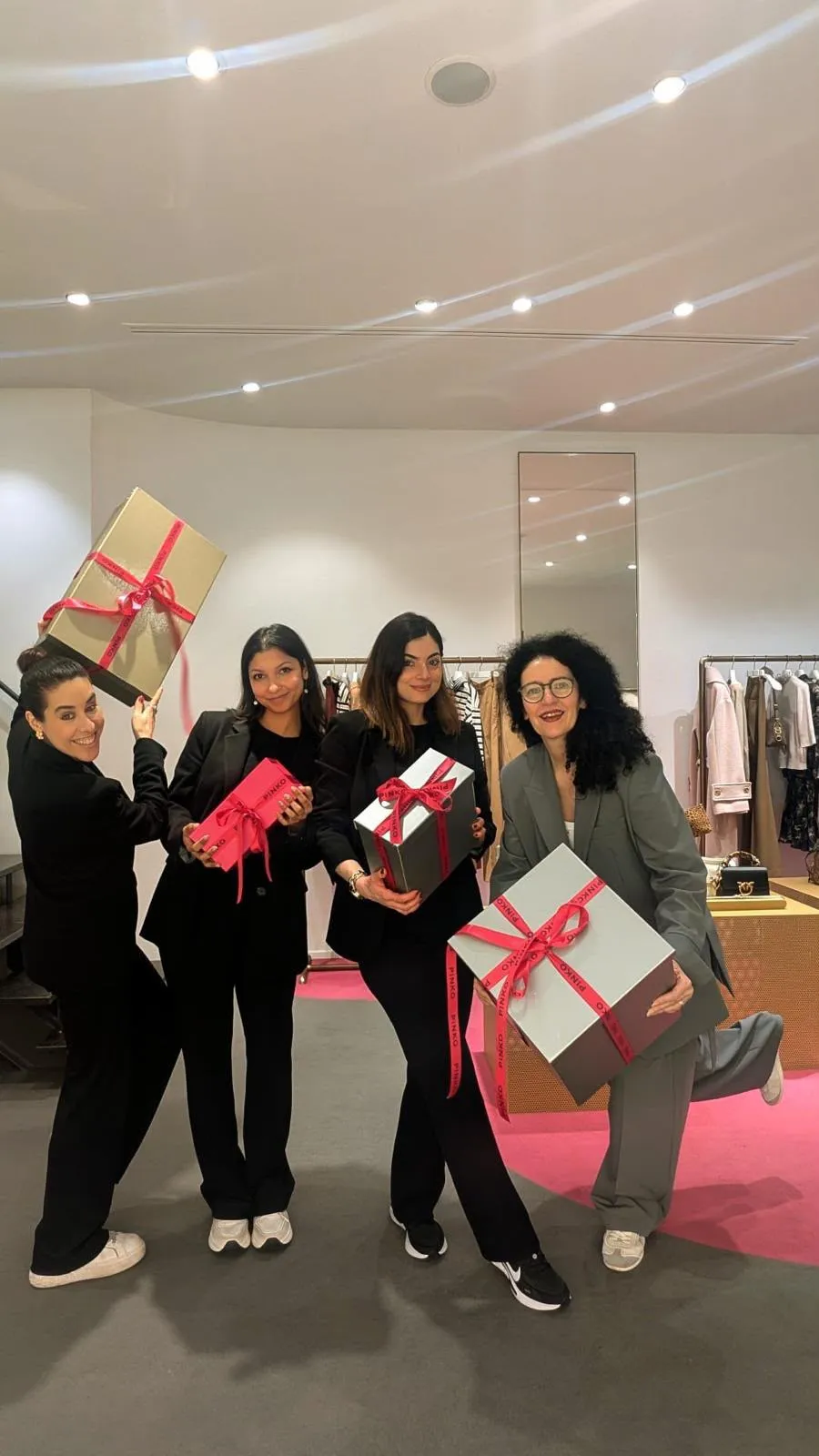 Auguri al Presidente da un team PINKO